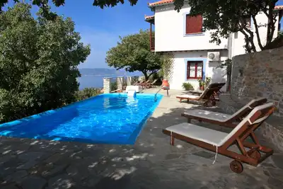 Villa traditionnelle Maria O avec vue fantastique entre mer et forêt de montagne