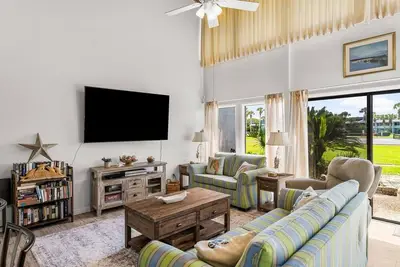 Image de Three Bedroom, Three Bathroom Condominium Mere Footprints to the Beach