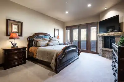 Image de Maison de ville de luxe à quelques pas de l'ascenseur avec un bain à remous privé, une piscine extérieure commune et une salle de sport