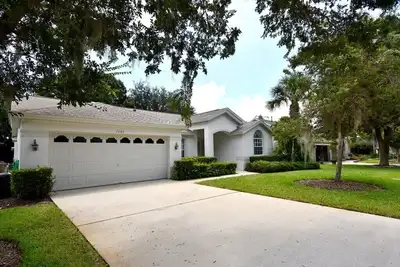 Image de Grande Maison Familiale Pres De Disney! ENTIÈREMENT RÉNOVÉ! ! ! Piscine PRIVÉE & Jacuzzi, Gril De Bbq, Piscine Communautaire Et Terrain De Jeu, Wifi Gratuit! !