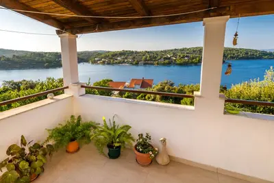 Image de Appartement de deux chambres avec la terrasse et la vue sur le mer Necujam, Solta (A-2090-a)