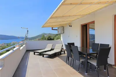 Appartement de deux chambres avec la terrasse et la vue sur le mer Seget Vranjica, Trogir (A-11273-a)