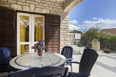 Image de Appartement de deux chambres avec la terrasse et la vue sur le mer Maslinica, Solta (A-13135-a)