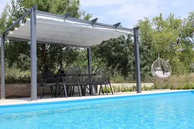 Image de Appartement de deux chambres avec la terrasse et la vue sur le mer Vinisce, Trogir (A-12676-b)