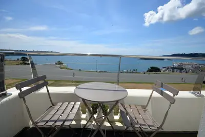 Image de Luxueux appartement de 2 chambres avec balcon et vue spectaculaire sur la mer
