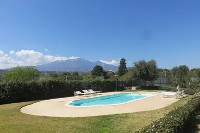 Image de Appartement confortable avec terrasse privée, piscine avec vue sur la mer