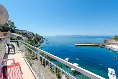 Image de Appartement de deux chambres prés de la plage Zavalatica, Korcula (A-187-b)