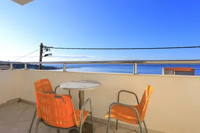 Appartement de trois chambres avec la terrasse et la vue sur le mer Mali Rat, Omis (A-7482-b)
