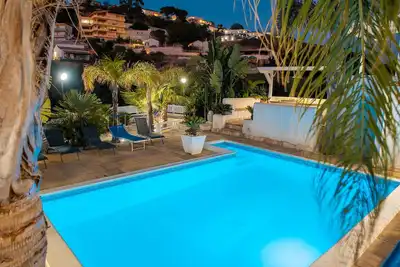 Image de Villa avec piscine 3 chambres 3 salles de bains wifi max 10 lits à 150 mètres de la mer