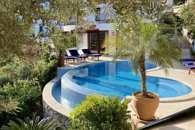 Image de Villa privée de luxe en front de mer avec un emplacement prestigieux nouveau sur le marché!