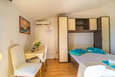 Image de Garçonnière avec le balcon et la vue sur le mer Mali Rat, Omis (As-7482-b)