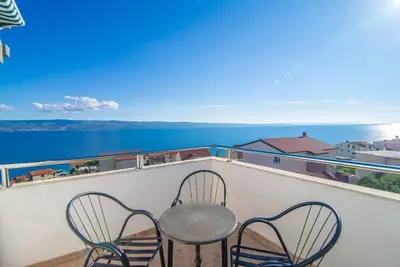 Garçonnière avec la terrasse et la vue sur le mer Mali Rat, Omis (As-7482-a)