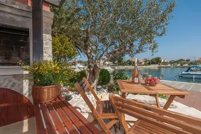 Appartement de deux chambres prés de la plage Poljana, Ugljan (A-8432-a)