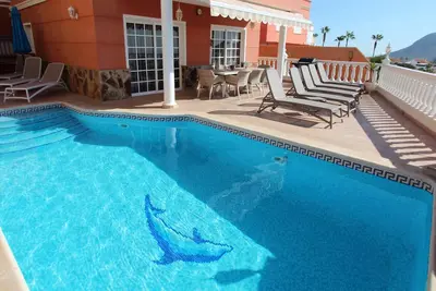 Image de Villa élégante avec piscine chauffée, jacuzzi et vue magnifique sur la mer.