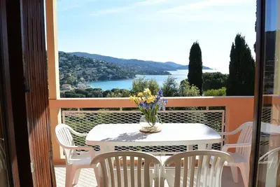 Image de Le Lavandou, Location beau T2 pour 4 personnes belle vue mer  St Clair