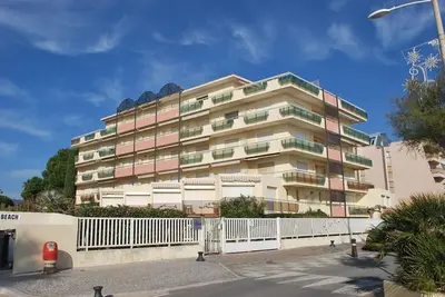 Image de Le Lavandou, Location grand studio cabine avec vue mer, 4 à 5 couchages, accès direct à la plage