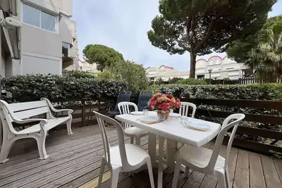 Image de Studio Cabine Climatisé avec Terrasse et Piscine sur le Port de Gruissan, Proche Plage - 4 Couchages