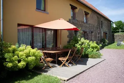 Image de Gîte spacieux avec piscine couverte, spa, visite de ferme et cadre paisible à Savigny