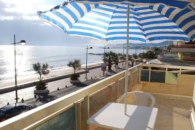 Image de Le Lavandou, Studio cabine pour 4, vue mer, accès direct à la plage