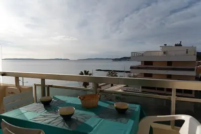 Image de Le Lavandou, Studio pour 4 personnes, vue mer, les pieds dans l'eau