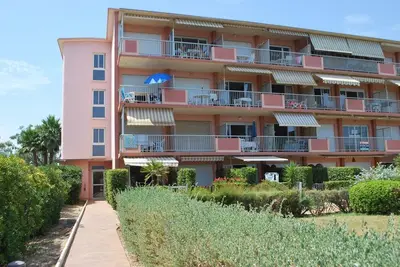 Image de location appartement Au Lavandou, studio cabine 4 couchages.