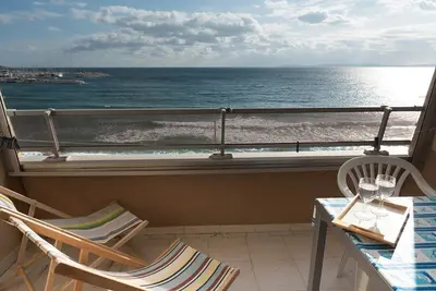 Image de Le Lavandou, location studio + cabine pour 4 personnes, vue mer, plage