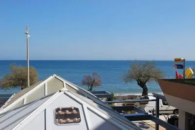 Image de Le Lavandou, Studio cabine  4 personnes, vue mer, les pieds dans l'eau