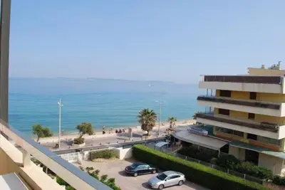 Image de Le Lavandou, Location studio 4 couchages, vue mer, les pieds dans l'eau