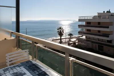 Image de Le Lavandou, studio cabine  4 personnes, vue mer, les pieds dans l'eau