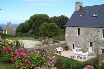 Image de Maison en pierre rénovée, 6 pers, 3 ch, 2 sdb, cheminée, jardin privé, proche plage, La Hague