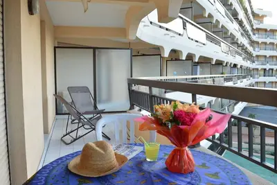 Image de Appartement 2p, 4 Couchages, Terrasse et Salon de Jardin à 200m de la Plage, Fréjus