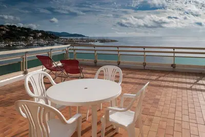 Le Lavandou, Location studio cabine, superbe terrasse vue mer.