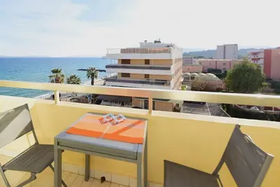 Le Lavandou, studio cabine 4 couchages, vue mer, les pieds dans l'eau