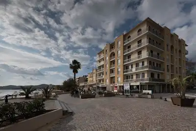 Ref: Salc3: Le Lavandou, Location T2, 4 couchages, vue sur la plage