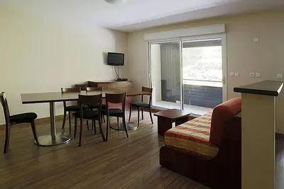 Image de Appartement au pied des pistes avec accès spa, balcon, parking couvert, et équipements complets