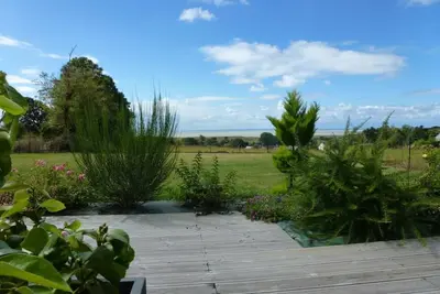 Image de Maison contemporaine avec jardin clos, terrasse et vue sur baie