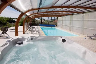 Image de Maison de campagne chaleureuse avec piscine et spa, découvrez la ferme et ses animaux!