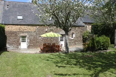 Image de Maison avec verger près des plages : cheminée, jardin, garage, Wifi, animaux acceptés.