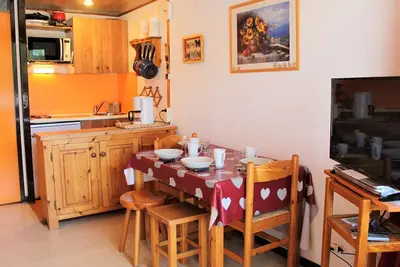 Image de Studio cosy à Vars avec balcon, proche pistes et commerces, parking inclus