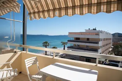 Le Lavandou, studio cabine 4 couchages, vue mer, les pieds dans l'eau.