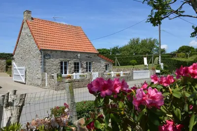 Image de Grande maison familiale près de la plage avec jardin, jeux et cheminée