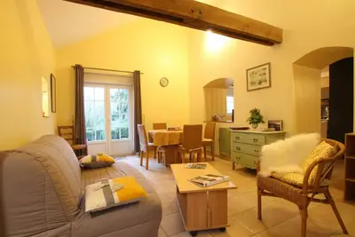 Image de Charmante Maison avec Jardin, Terrasse et Wifi près de la Cité du Cheval à Saint-Lô