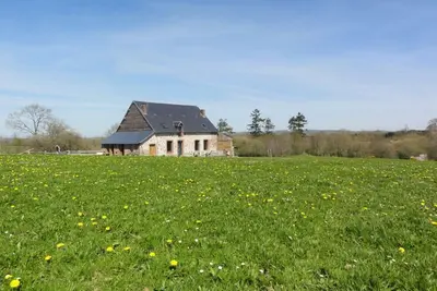 Image de Maison isolée en pleine nature avec cheminée, jardin privé et équipements modernes