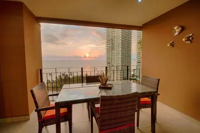 Image de Ocean & Mountain View Condo<br> Piscines, gymnase, deux balcons privés