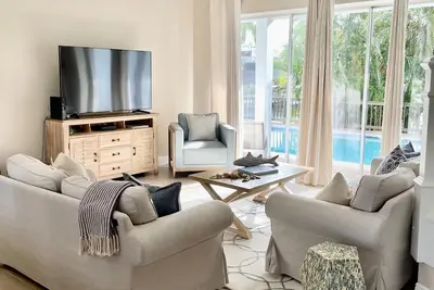 Image de 10 min à pied de la plage - 2 Master Suites - Spacieuse 5 Bdrm Waterfront Pool Accueil