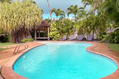 Image de Villa de luxe hawaĂŻenne dans le quartier haut de gamme avec jardin luxuriant, piscine, Wifi et barbecue