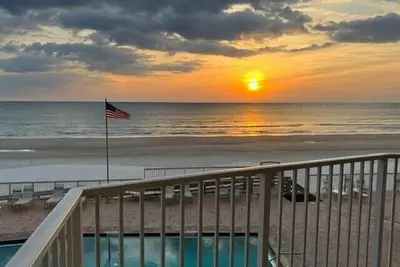Image de Luxury Two Bedroom Spacieux Oceanfront Condo