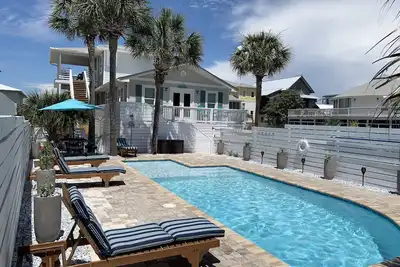 Image de Grayton Beach, très très proche et à quelques pas de la plage. Récemment rénové, piscine