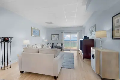Image de Dernier étage! Gulf Front 2 chambres / 2 salles de bains Condo. Wifi gratuit. Piscine.