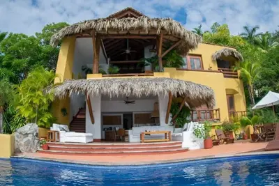 Image de Service personnalisé cinq étoiles dans une luxueuse villa en bord de mer à Puerto Mio